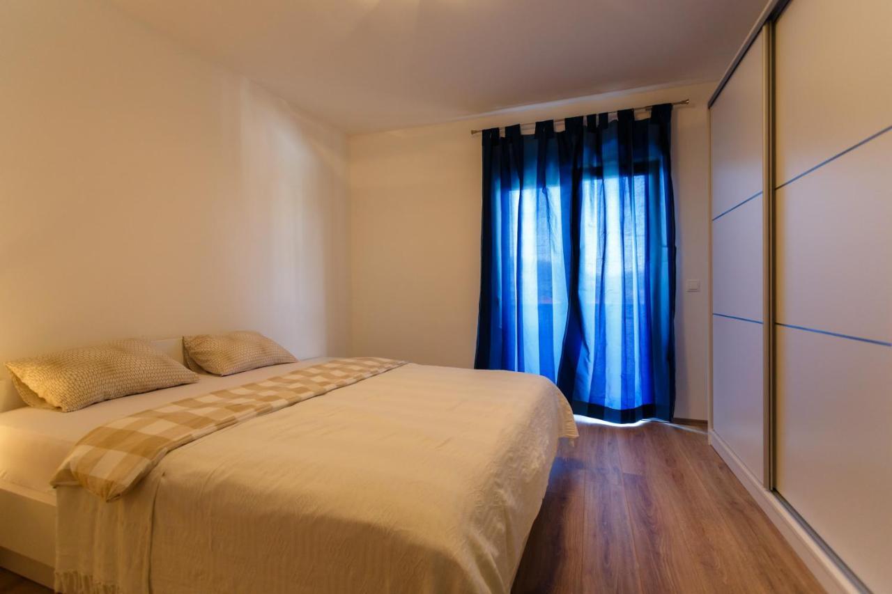 Villa Mirela Apartment Vrbnik Bagian luar foto