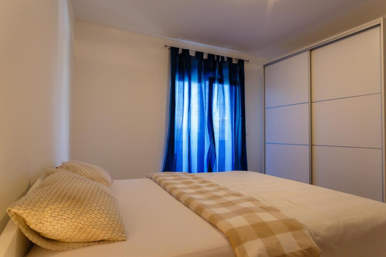 Villa Mirela Apartment Vrbnik Bagian luar foto