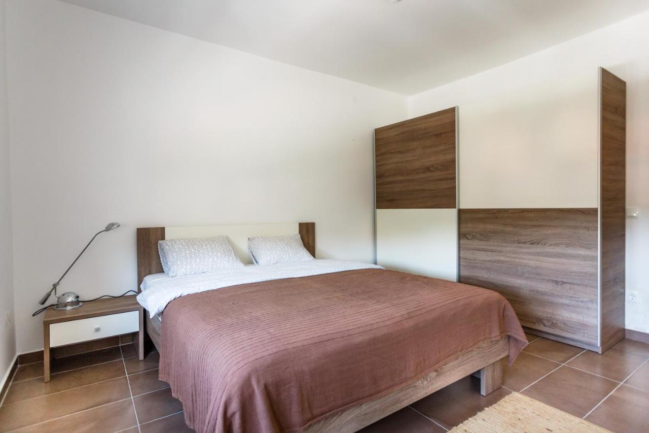 Villa Mirela Apartment Vrbnik Bagian luar foto