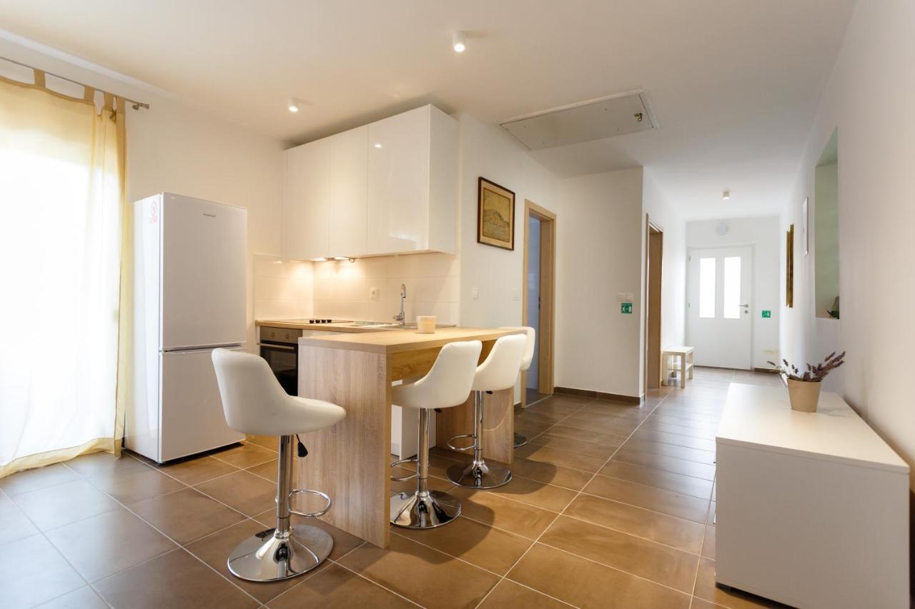 Villa Mirela Apartment Vrbnik Bagian luar foto
