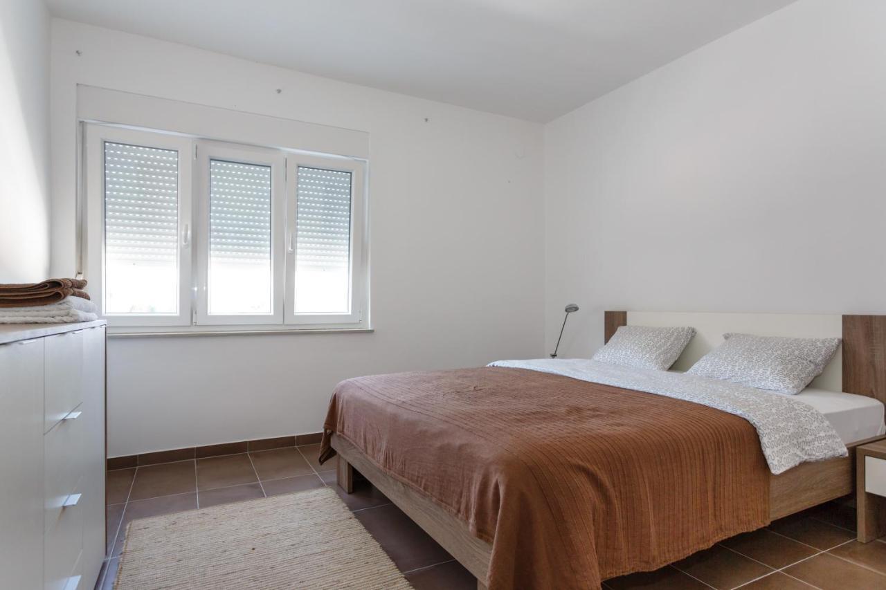 Villa Mirela Apartment Vrbnik Bagian luar foto