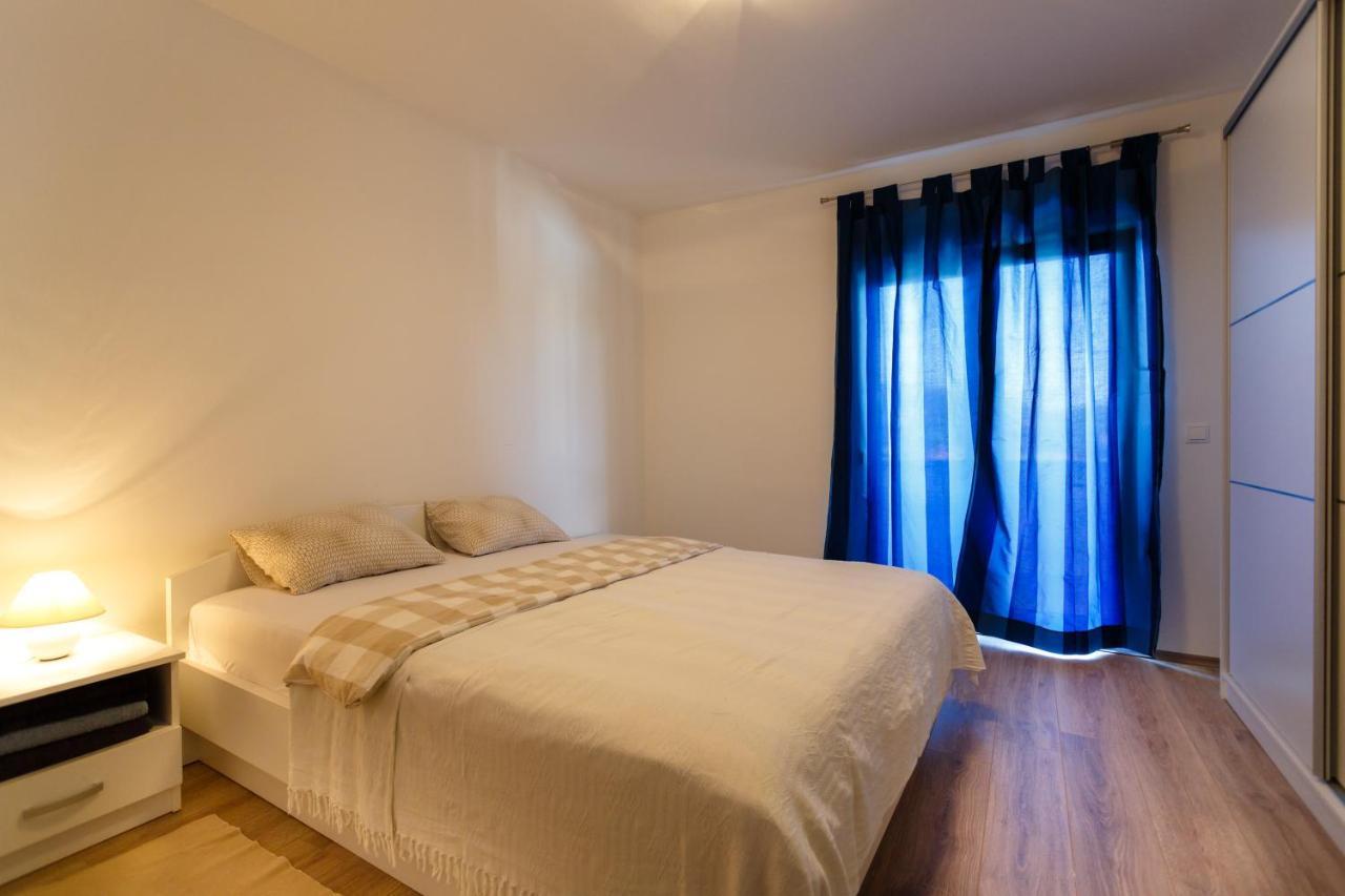 Villa Mirela Apartment Vrbnik Bagian luar foto