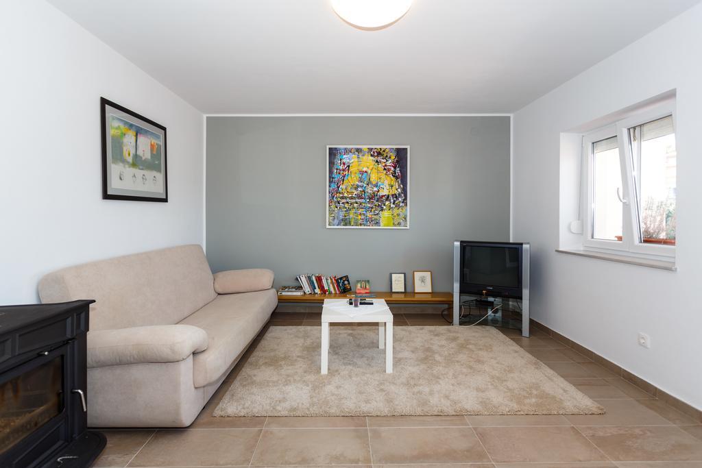 Villa Mirela Apartment Vrbnik Bagian luar foto