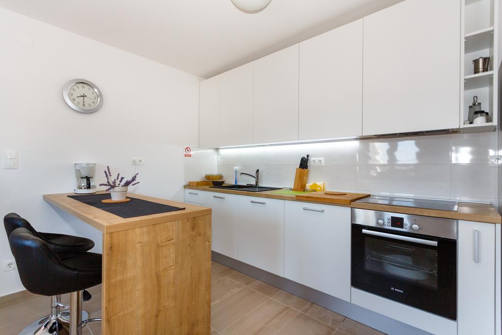 Villa Mirela Apartment Vrbnik Bagian luar foto