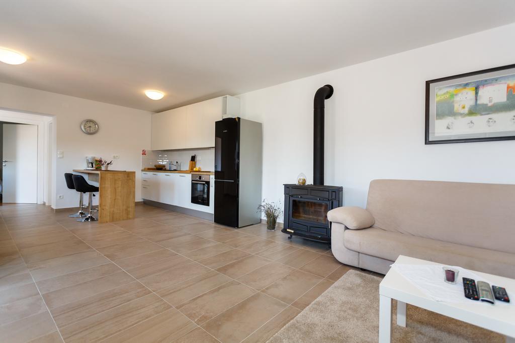 Villa Mirela Apartment Vrbnik Bagian luar foto