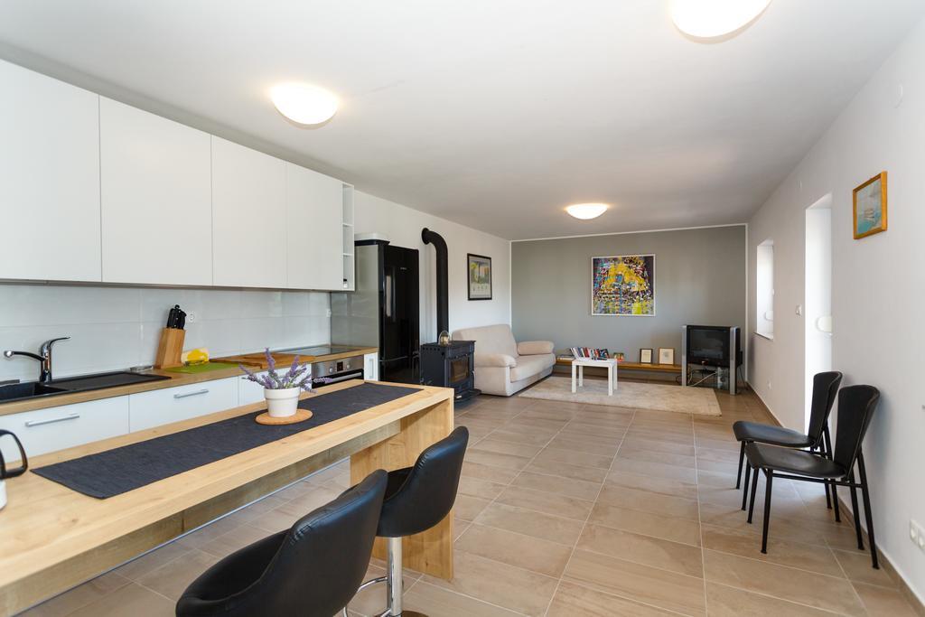 Villa Mirela Apartment Vrbnik Bagian luar foto