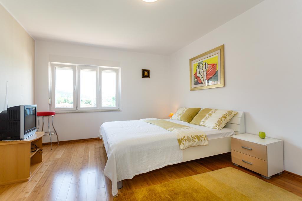 Villa Mirela Apartment Vrbnik Bagian luar foto