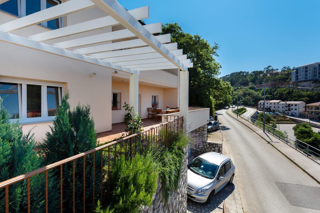 Villa Mirela Apartment Vrbnik Bagian luar foto