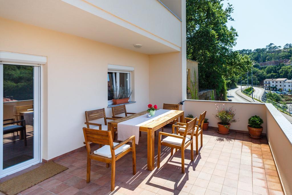 Villa Mirela Apartment Vrbnik Bagian luar foto