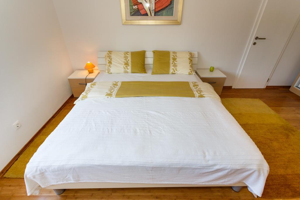 Villa Mirela Apartment Vrbnik Bagian luar foto