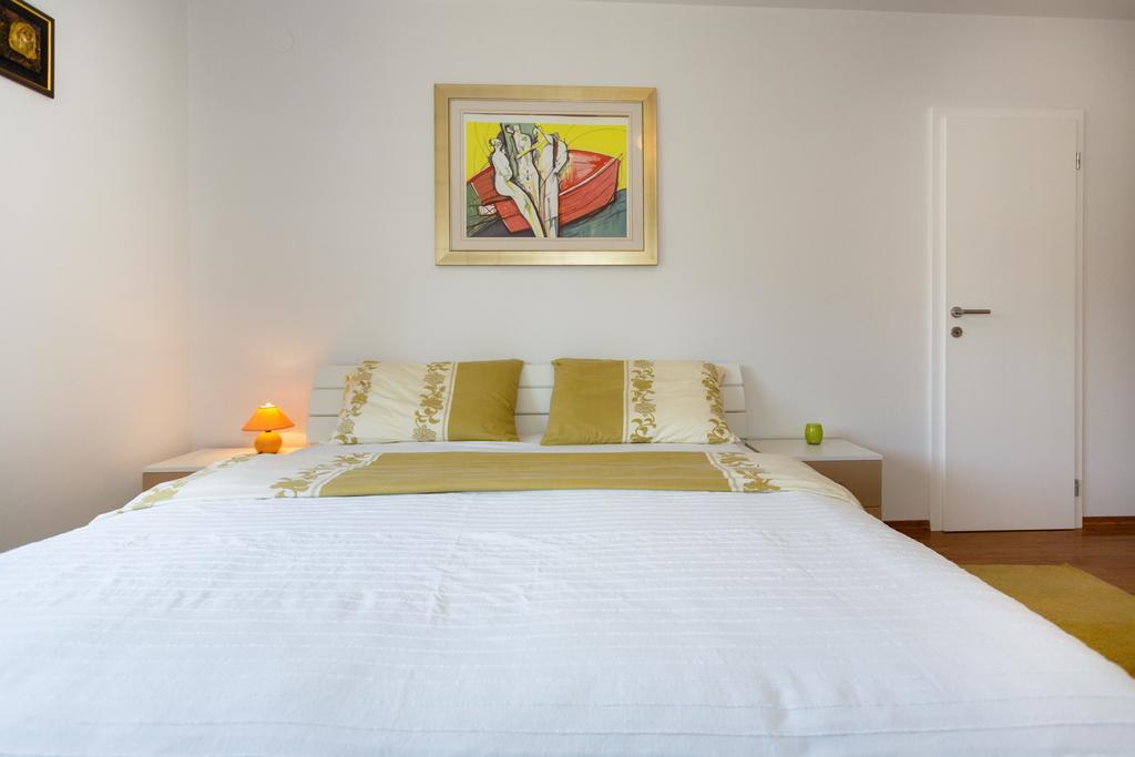 Villa Mirela Apartment Vrbnik Bagian luar foto