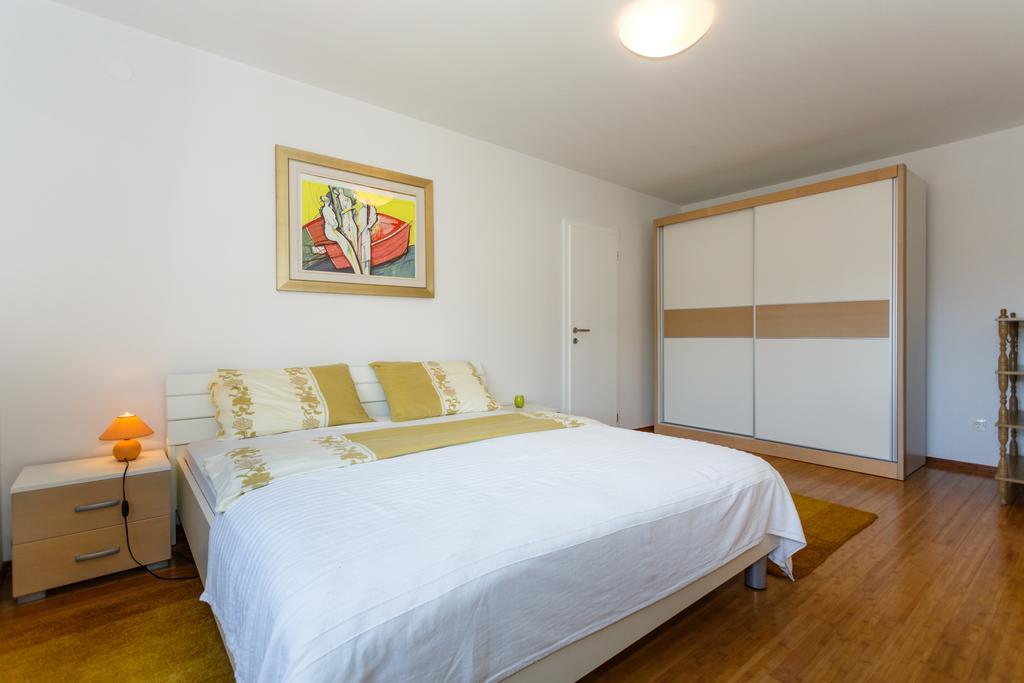 Villa Mirela Apartment Vrbnik Bagian luar foto