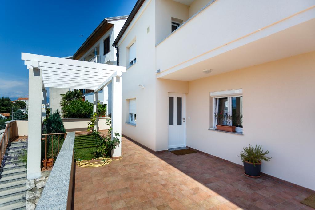 Villa Mirela Apartment Vrbnik Bagian luar foto